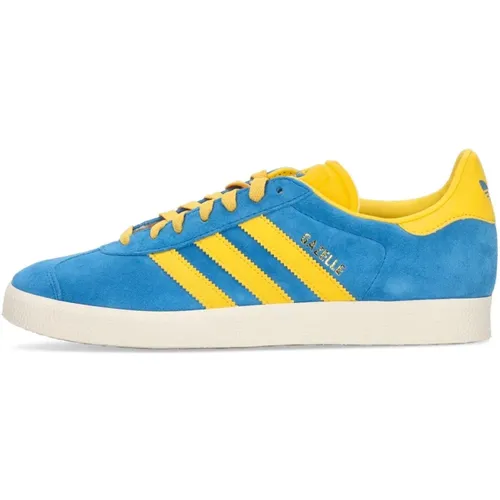 Goldener Low Sneaker mit Wildlederobermaterial , Herren, Größe: 44 2/3 EU - Adidas - Modalova