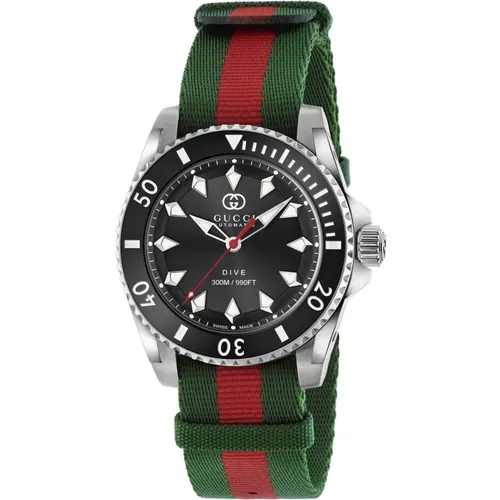 Ya136364 - Dive 40 mm Edelstahlgehäuse, schwarzes Zifferblatt, Keramiklünette, Nato grün-rot-grünes Armband, Automatikwerk - Gucci - Modalova