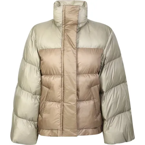 Down jacket with wide sleeve detail by . The brand has been described as influential in breaking down the dichotomy between casual and formal wear. , - Sacai - Modalova