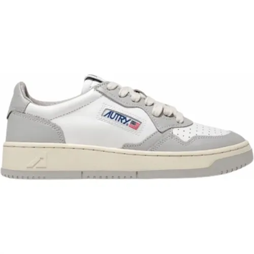 Timeless Style: Medalist Vintage-Inspired Low Top Sneakers , male, Sizes: 10 UK, 7 UK - Autry - Modalova