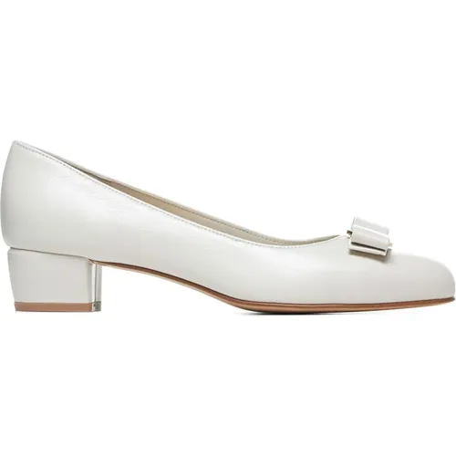 Ivory Lederpumps mit Schleife - Salvatore Ferragamo - Modalova