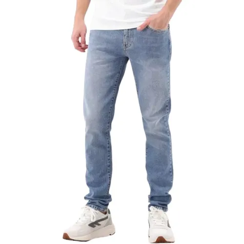 Blaue Jeans mit Schwarzem Markenemblem - Won Hundred - Modalova