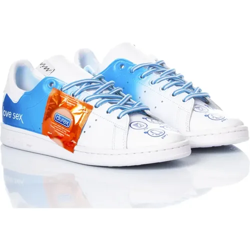 Handgefertigte Hellblaue Weiße Sneakers , Herren, Größe: 40 2/3 EU - Adidas - Modalova