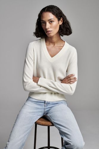 Loose fit cashmere V-neck sweater with ribbed details - REPEAT cashmere - Modalova