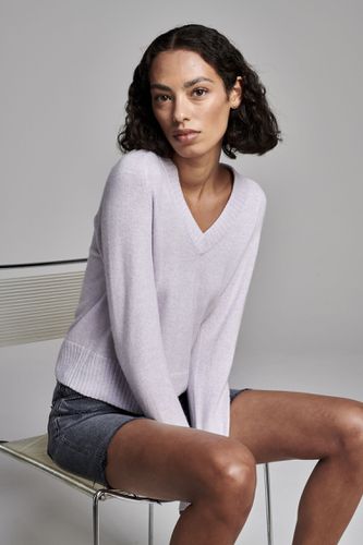 Loose fit cashmere V-neck sweater with ribbed details - REPEAT cashmere - Modalova