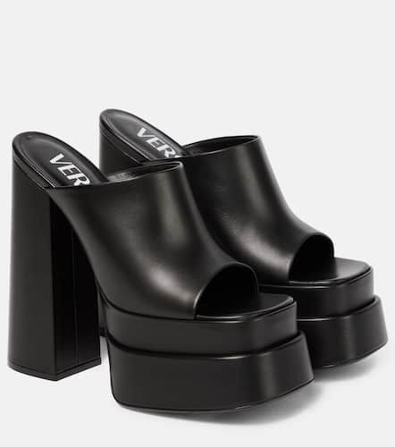 Sandalias de piel con plataforma - Versace - Modalova