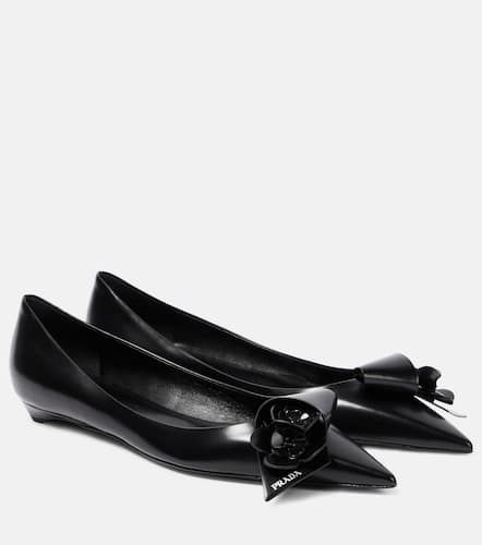 Floral-appliqué leather ballet flats - Prada - Modalova