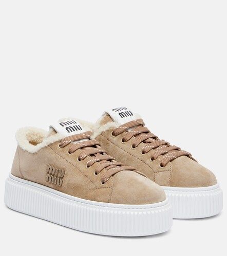 Shearling-lined suede platform sneakers - Miu Miu - Modalova