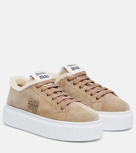 Shearling-lined suede platform sneakers - Miu Miu - Modalova