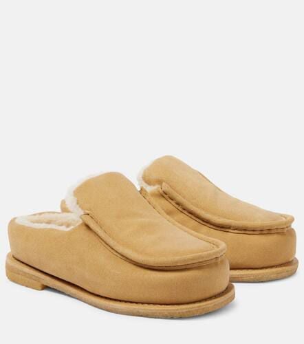 Mules in suede con shearling - JW Anderson - Modalova