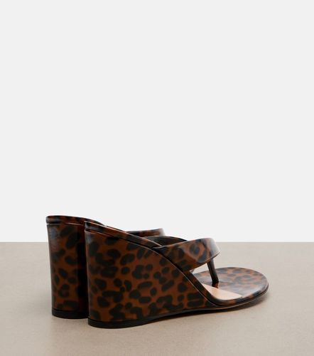 Leopard-print leather wedge thong sandals - Gianvito Rossi - Modalova