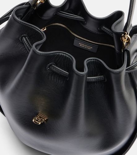 Ferragamo Secchiello Hug in pelle - Ferragamo - Modalova