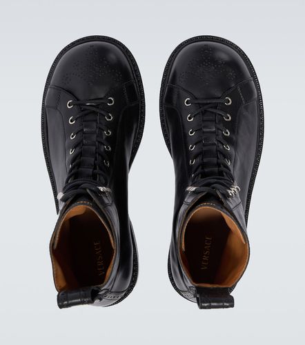 Botas Billy de piel perforada - Versace - Modalova
