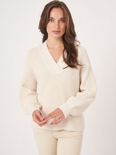 Pure cotton rib knit V-neck sweater with scalloped edge - REPEAT cashmere - Modalova