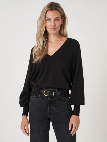 Deep V-neck sweater with saddle puff sleeves - REPEAT cashmere - Modalova