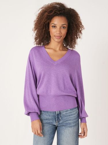 Deep V-neck sweater with saddle puff sleeves - REPEAT cashmere - Modalova