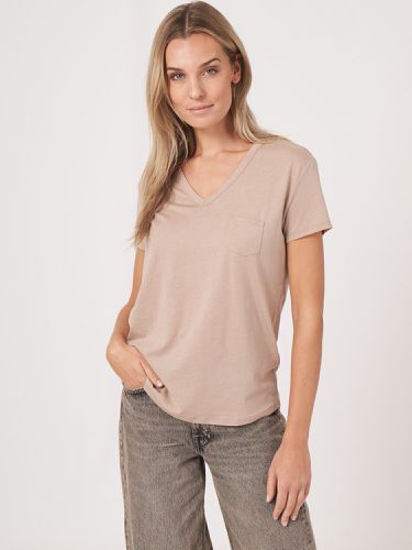 Women's basic V-neck T-shirt with chest pocket - REPEAT cashmere - Modalova