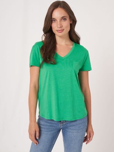 Women's basic V-neck T-shirt with chest pocket - REPEAT cashmere - Modalova