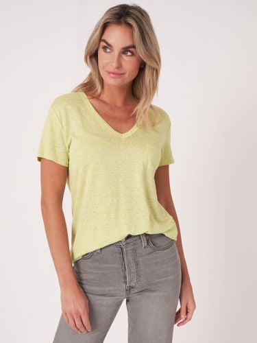 Basic pure linen V-neck T-shirt with chest pocket - REPEAT cashmere - Modalova