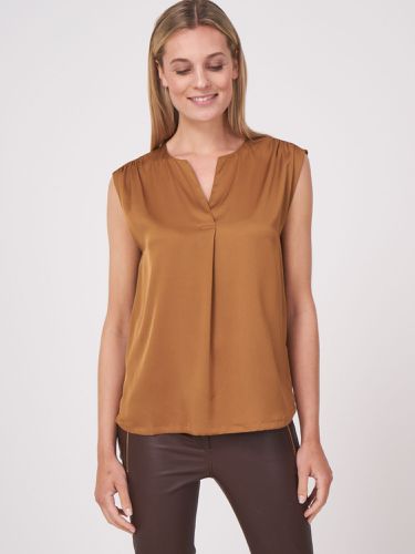 Slit neck sleeveless silk top - REPEAT cashmere - Modalova
