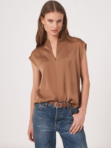 Sleeveless silk top with slit neckline - REPEAT cashmere - Modalova