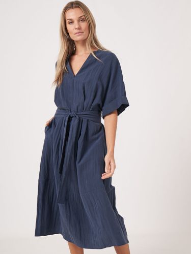 Slit neckline dress with wide sleeves and belt - REPEAT cashmere - Modalova
