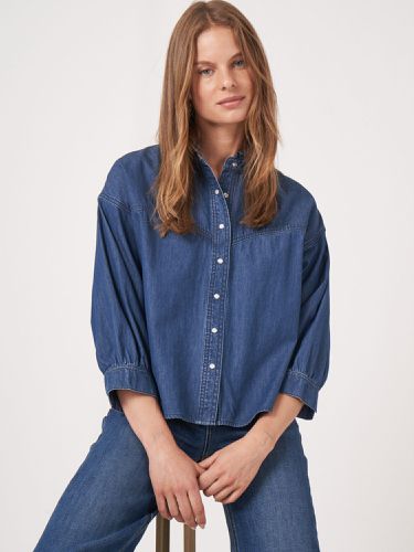 Loose fit denim blouse with ruffle collar - REPEAT cashmere - Modalova