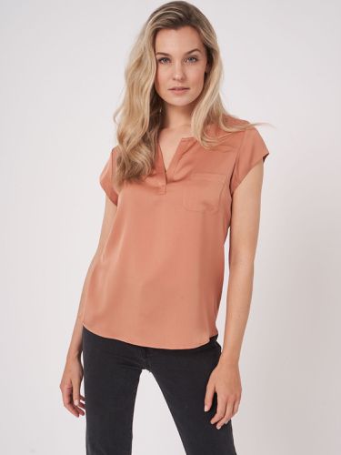 Silk top with breast pocket - REPEAT cashmere - Modalova