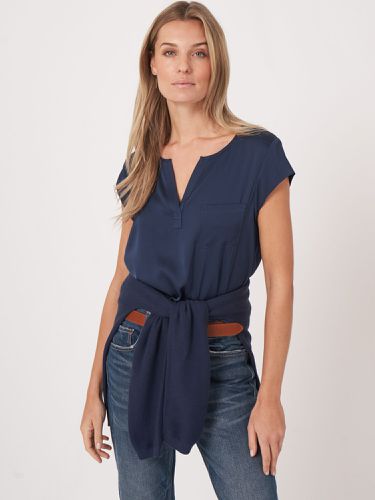 Short-sleeved silk top with pocket - REPEAT cashmere - Modalova