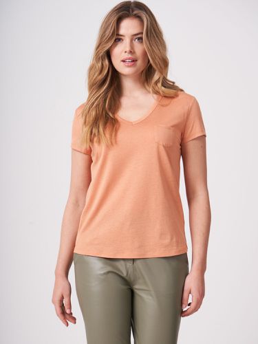 Women's basic V-neck T-shirt with chest pocket - REPEAT cashmere - Modalova