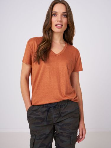 Basic pure linen V-neck T-shirt with chest pocket - REPEAT cashmere - Modalova
