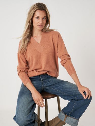 Deep V-neck cashmere sweater - REPEAT cashmere - Modalova