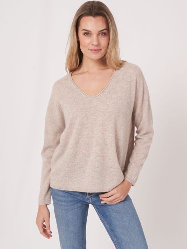Oversized organic cashmere V-neck sweater - REPEAT cashmere - Modalova