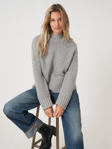 Stand collar sweater with ribbed hem with fancy knit details - REPEAT cashmere - Modalova