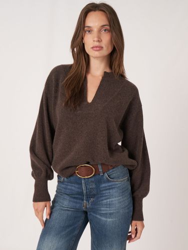 Cashmere jumper with slit neckline - REPEAT cashmere - Modalova