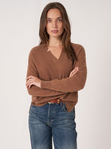 Cashmere V-neck jumper with side slits - REPEAT cashmere - Modalova