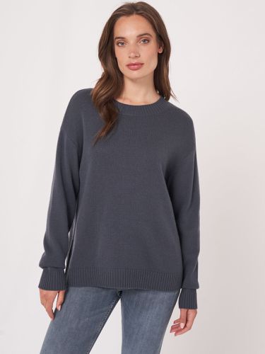 Basic round neck sweater with back slit - REPEAT cashmere - Modalova