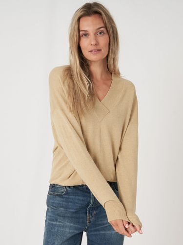 Cashmere blend V-neck sweater with front pockets and visible front seam - REPEAT cashmere - Modalova