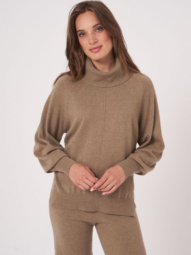 Wide turtleneck sweater with puff sleeves - REPEAT cashmere - Modalova