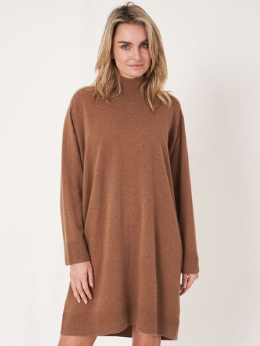 Loose fit cashmere blend knit dress with ribbed stand collar - REPEAT cashmere - Modalova