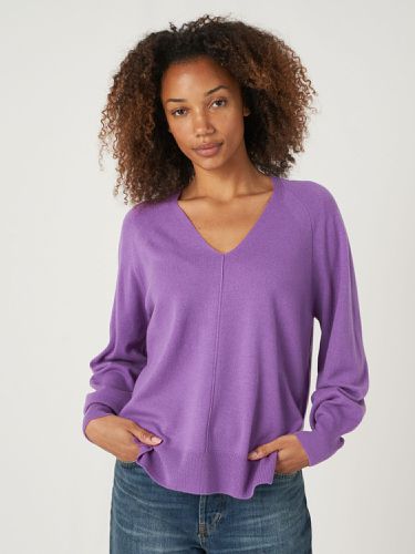 Fine knit V-neck jumper with side slits - REPEAT cashmere - Modalova