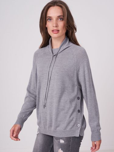 Sporty merino wool jumper with side buttons - REPEAT cashmere - Modalova