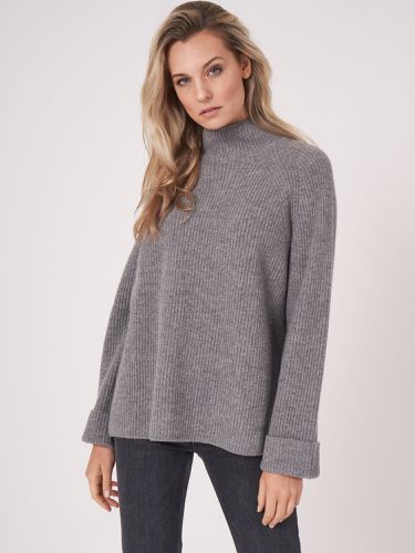 Oversized lambswool sweater with raglan sleeves - REPEAT cashmere - Modalova