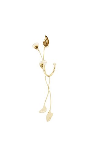 Ear cuff con tachuelas y gota lily en color oro metálico talla all en - Metallic Gold. Talla all - Alemais - Modalova