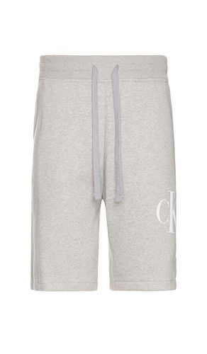 Monogram fleece short en color gris talla L en - Grey. Talla L (también en XL/1X) - Calvin Klein - Modalova