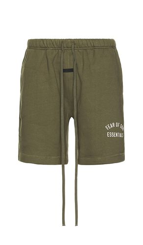 Fleece soccer short en color verde talla L en - Green. Talla L (también en M) - Fear of God ESSENTIALS - Modalova