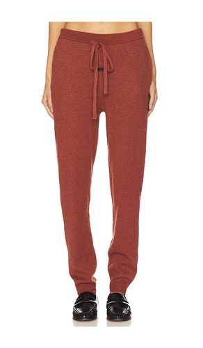 Waffle fitted sweatpant en color rojo talla L en - Red. Talla L (también en M, S, XS) - Fear of God ESSENTIALS - Modalova