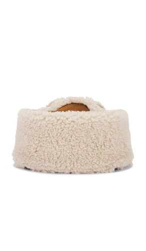 Arella Shearling Hat Tan in - Jakke - Modalova