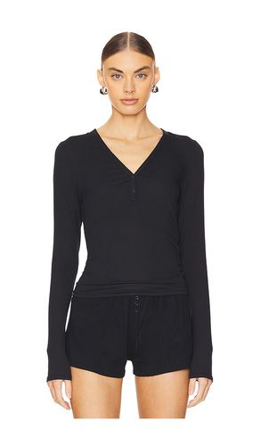 Camiseta henley con cuello en v soft modal rib en color negro talla L en - Black. Talla L (también en M, S, XS) - LUNYA - Modalova