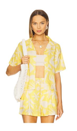 Blusa de manga corta con botones isla en color amarillo talla L en - Yellow. Talla L (tam - Sendero Provisions Co. - Modalova